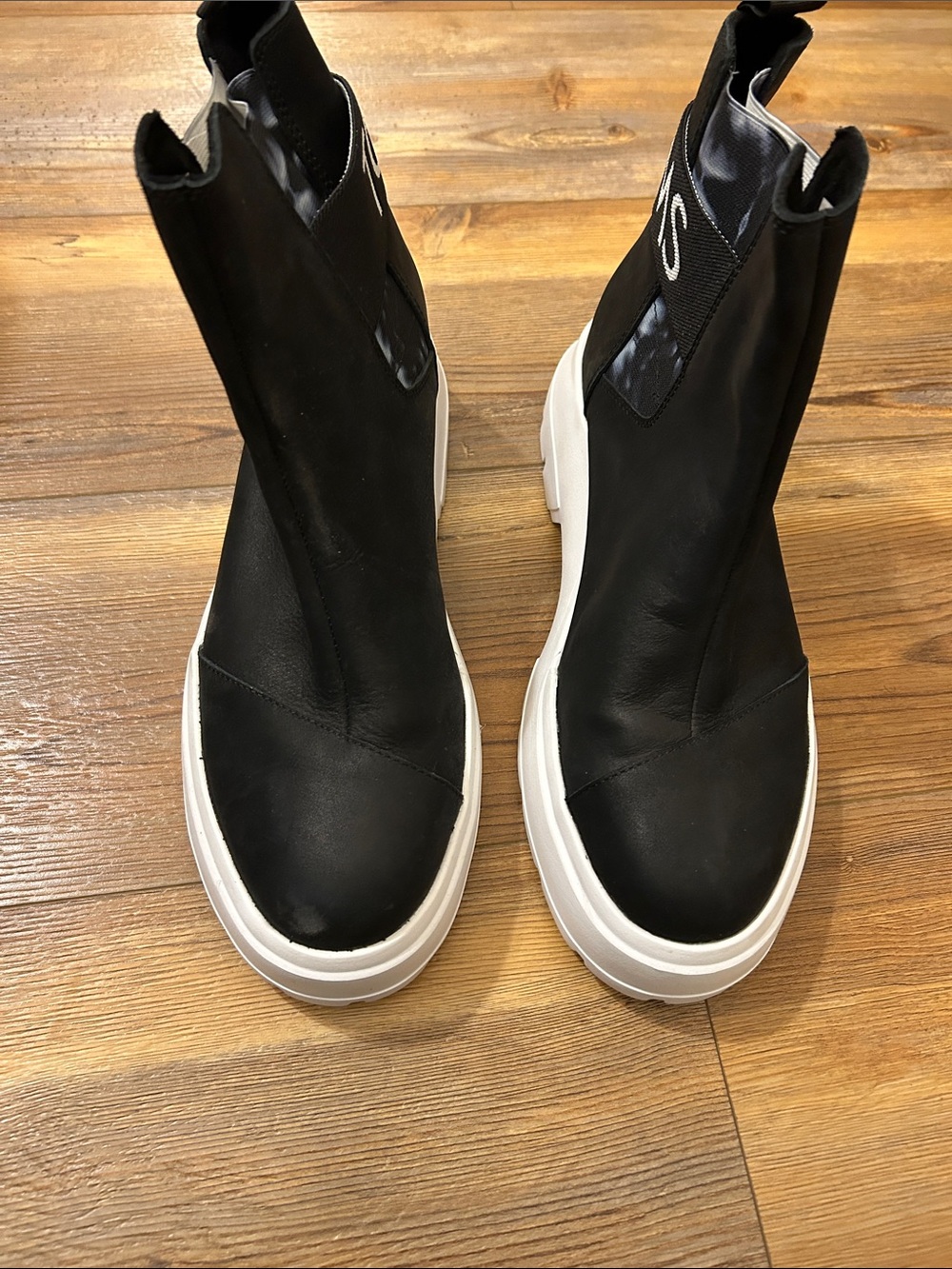 Toms Black Slip-On High-Top Shoes Sneakers White Sole size 11 Women’s LOGO